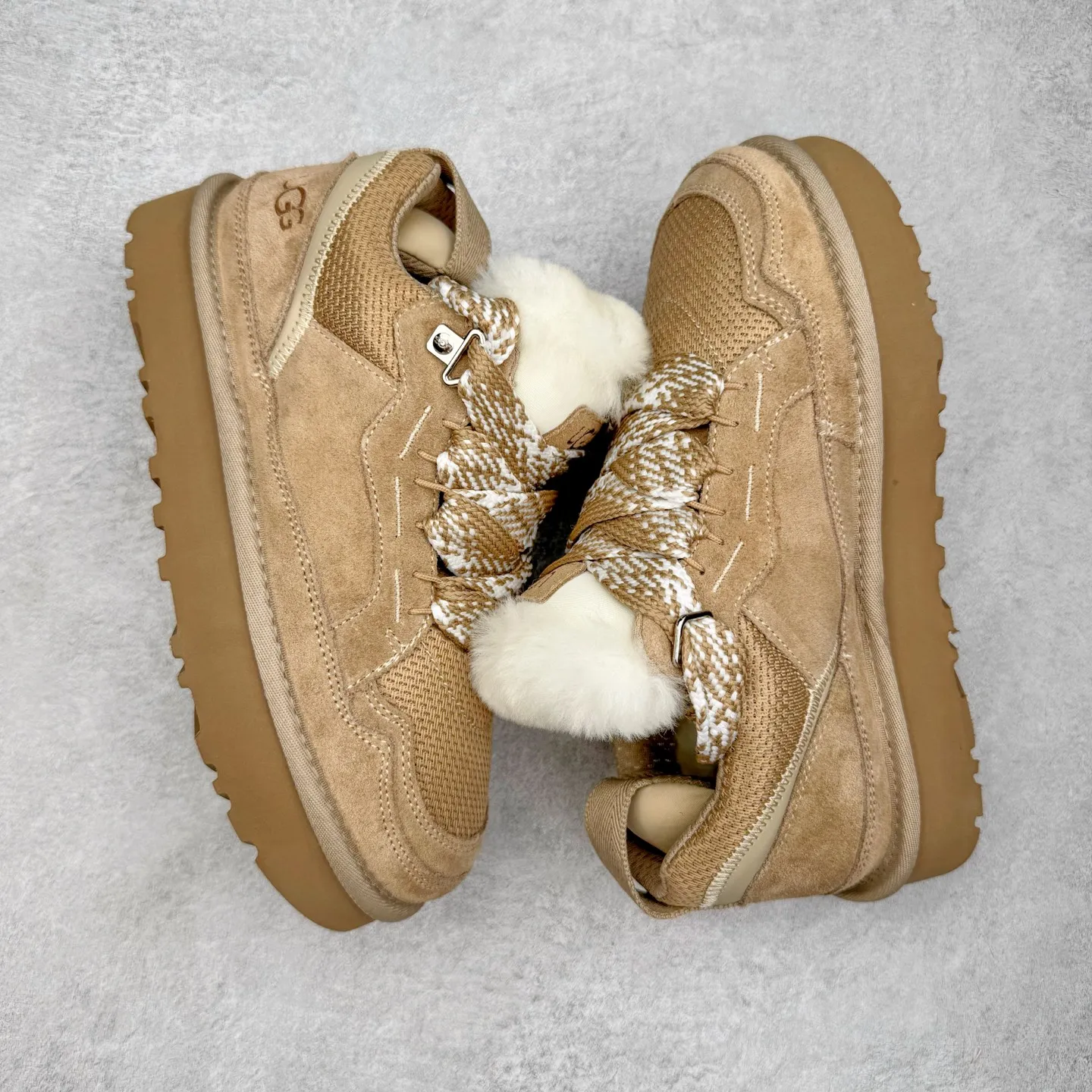 Pick up locally 💰600 UGG 4032 Meyer autumn and winter sheepskin and fur integrated snow boots. All shoes are made from the same factory as ZP. Longfeng A-grade Australian imported sheepskin and fur integrated men's and women's boots. Brand OEM production line. Fully follow the ZP process. OEM original pattern maker. Adhering to the principle of no original shoes and no development selection. Pay attention to every detail. The most authentic version on the market TREADLITE "Light Wing" technology outsole. Lightweight/durable/flexible/pile size: 35 36 37 38 39 40 41 42 43 44 45 Coding: by3936010
